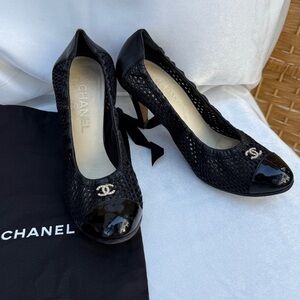 CHANEL Escarpins Women’s BLACK SIZE 38.5 With Pearl Interlocking